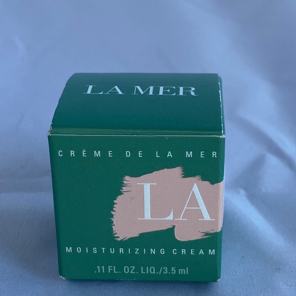La Mer travel bag with travel size of moisturizing cream .11 fl oz - Picture 7 of 8